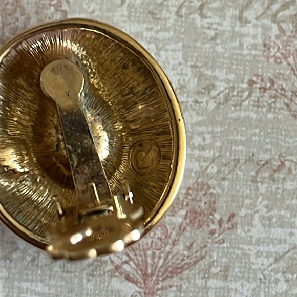 Swavorski emerald green crystals Etruscan Revival goldtone clip earrings - Picture 8 of 9